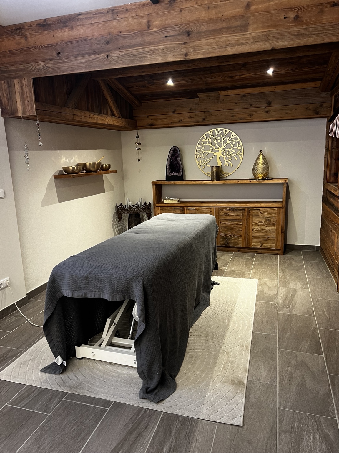 Ruhig eingerichteter Massageraum mit Behandlungsliege